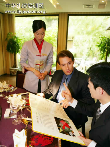 中华礼仪大讲堂第七期之中餐点菜的三优四忌